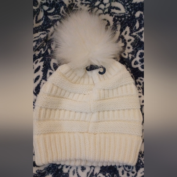 David and Young faux fur cruelty free vegan white puff beanie - Picture 4 of 4